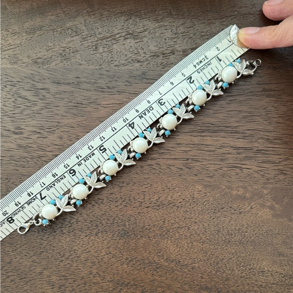 Sarah Coventry faux pearl turquoise silver tone metal heavy set bracelet - Picture 4 of 6